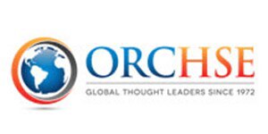 Het officiële logo van ORCHSE, met een afbeelding van de aarde en de slogan „Global Thought Leaders Since 1972” in grijze letters op een witte achtergrond.