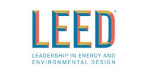 Het officiële LEED-certificeringslogo met de tekst „Leadership in Energy and Environmental Design“ in blauwe letters op een witte achtergrond.