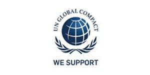 Het logo van het Global Compact-programma van de VN, met de tekst „We Support“, een blauwe wereldbol en takken van een olijfboom op een witte achtergrond.