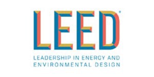 Het officiële LEED-certificeringslogo met de tekst „Leadership in Energy and Environmental Design“ in blauwe letters op een witte achtergrond.